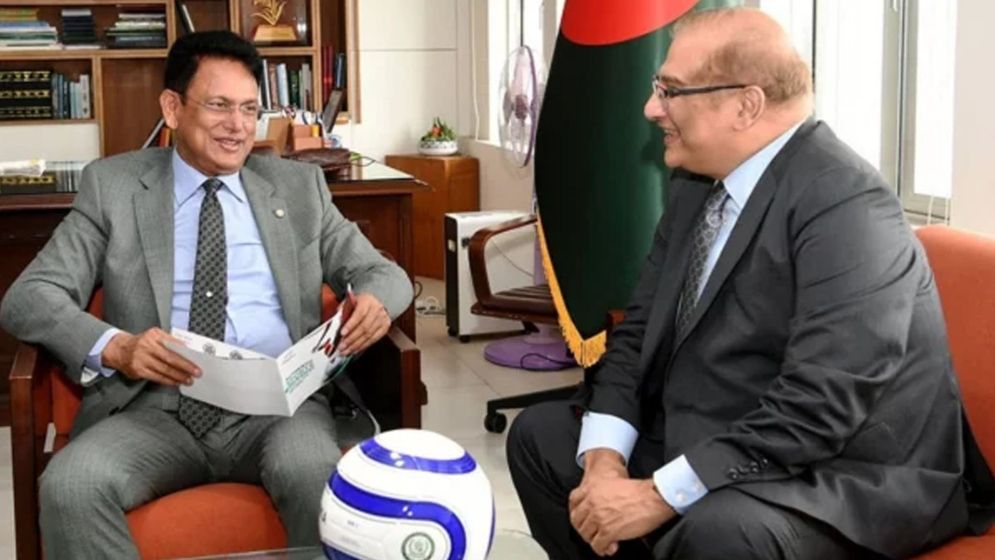 বাংলাদেশের শিক্ষার্থীদের ১ হাজার ফুটবল উপহার দিল পাকিস্তান