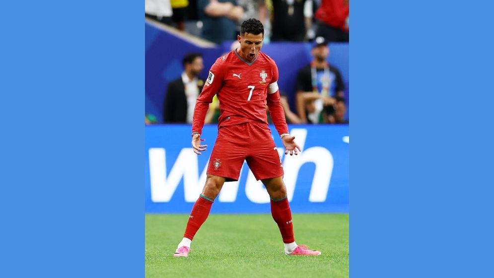 মেসিকে পেছনে ফেলে ছয় বিশ্বকাপে গোল করার রেকর্ড রোনালদোর, উজবেকিস্তানের গোল বাতিল