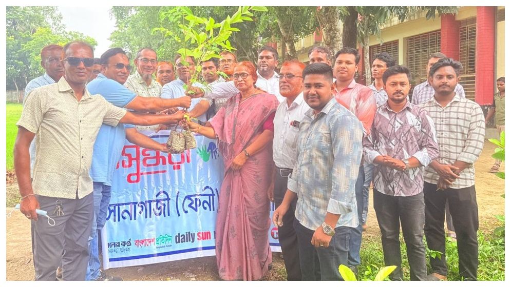 সবুজ আগামীর স্বপ্নে সোনাগাজীতে বসুন্ধরা শুভসংঘের বৃক্ষরোপণ ও চারা বিতরণ