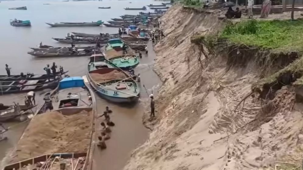 কালো থাবায় হুমকির মুখে যাদুকাটা নদীর দুই তীর