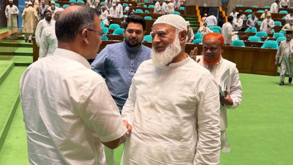 সংসদের কক্ষেই প্রধানমন্ত্রী ও বিরোধী দলের নেতার কুশল বিনিময়