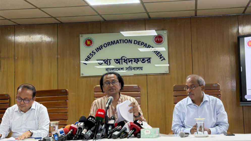 শেখ হাসিনার বক্তব্য প্রচার করা নিষেধ, গণমাধ্যমকে আদালতের নির্দেশনা মানতে হবে: তথ্য উপদেষ্টা