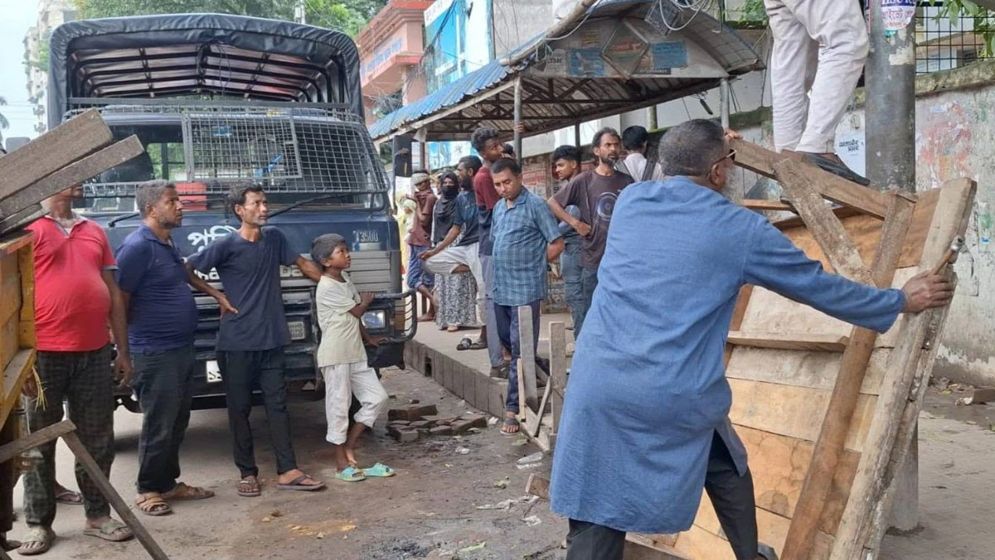 বগুড়ায় ফুটপাত দখলমুক্ত করতে সিটি কর্পোরেশনের প্রথম উচ্ছেদ অভিযান