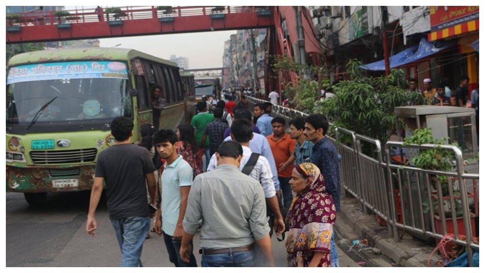 নিরাপদে হাঁটার ব্যবস্থা উপেক্ষিত, জীবনের ঝুঁকিতে পথচারীরা