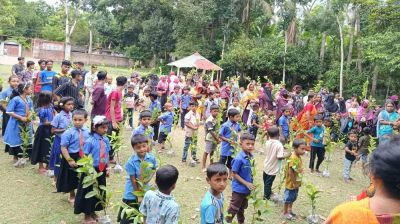 খুলনায় ৩ শতাধিক শিক্ষার্থীর মাঝে ফলদ-বনজ গাছের চারা বিতরণ
