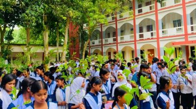 মানিকগঞ্জে বসুন্ধরা টিস্যু ও শুভসংঘের উদ্যোগে শিক্ষার্থীদের মাঝে গাছের চারা বিতরণ
