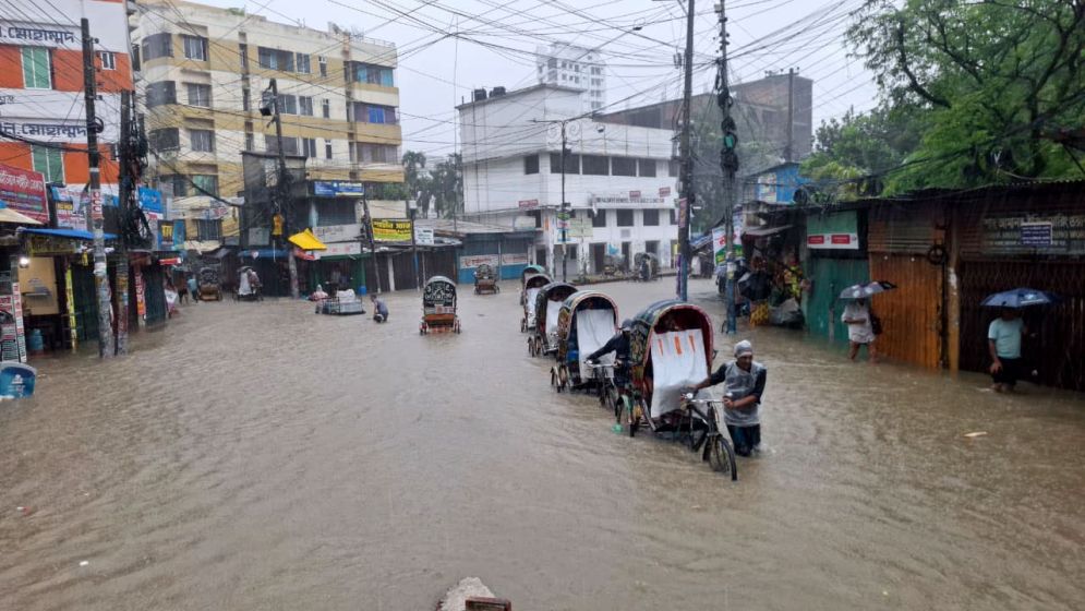 টানা বৃষ্টিতে ডুবল চট্টগ্রাম, দুর্ভোগে নগরবাসী