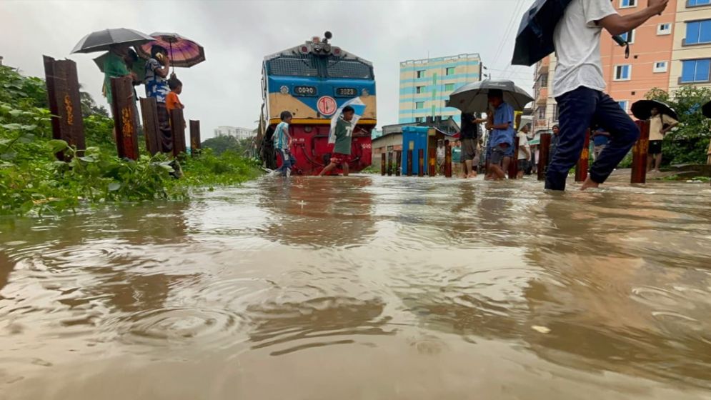 চট্টগ্রামে এক হাজার যাত্রী নিয়ে আটকা ‘পর্যটক এক্সপ্রেস’