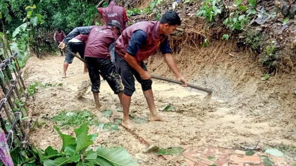 পাহাড়ধসে বিচ্ছিন্ন জনপদের সড়ক সচল করলেন হিল ভিডিপি সদস্যরা