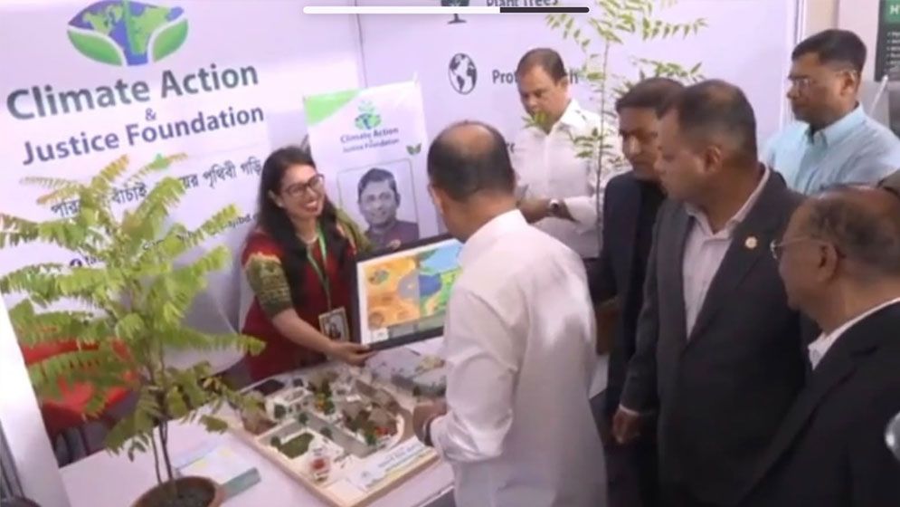 পরিবেশ মেলার স্টল ঘুরে মুগ্ধ প্রধানমন্ত্রী, পেলেন শিশুদের আঁকা ছবি উপহার