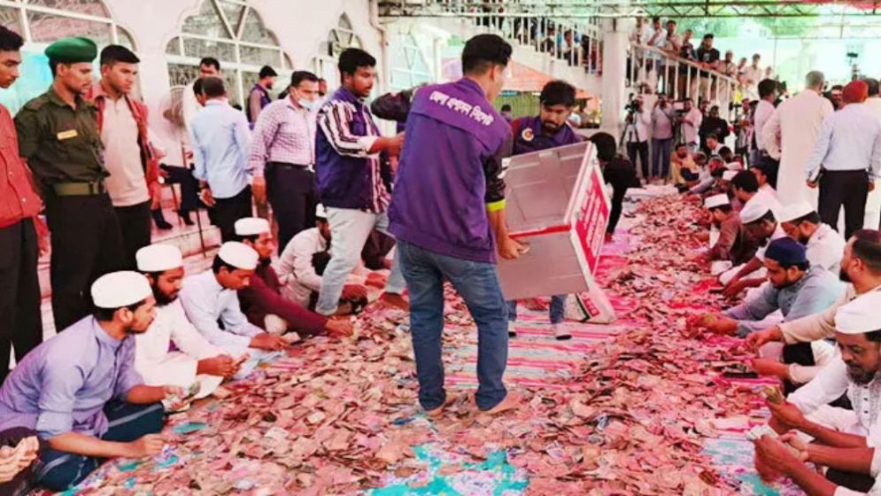 শাহজালালের মাজারে চলছে দানবাক্সের টাকা গণনা