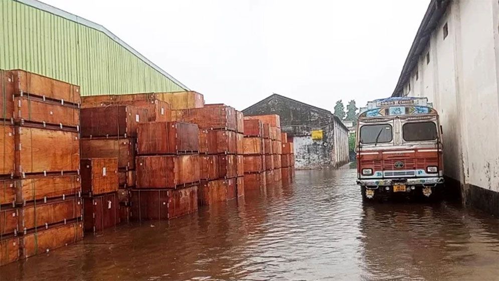 টানা বৃষ্টিতে বেনাপোল বন্দরে জলাবদ্ধতা, ক্ষতির শঙ্কা