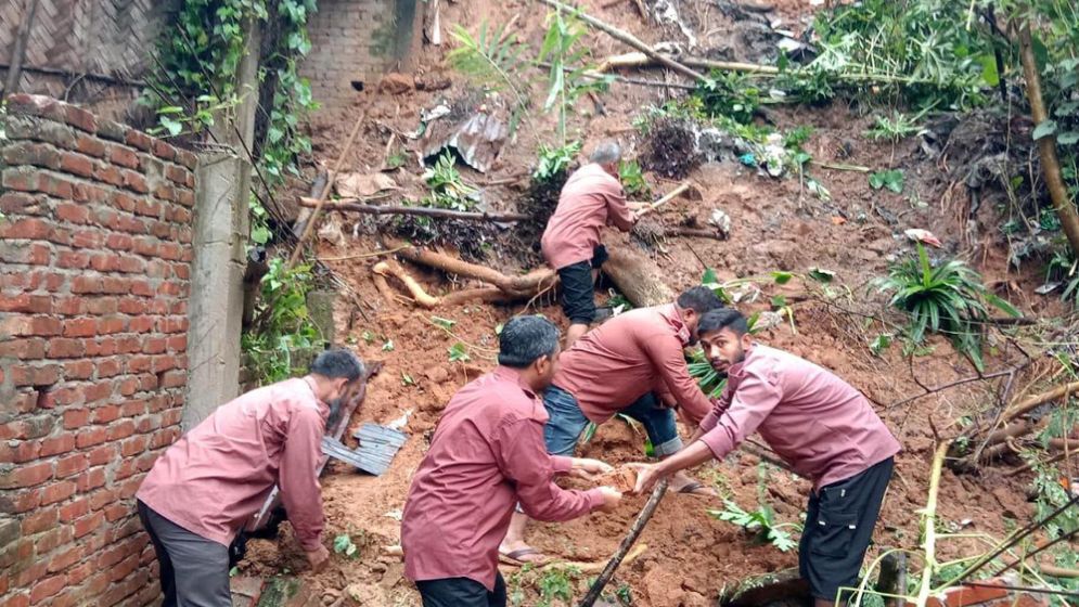টানা বৃষ্টিতে রাঙামাটিতে পাহাড় ধস ও আকস্মিক বন্যার শঙ্কা, মাঠে আনসার-ভিডিপি