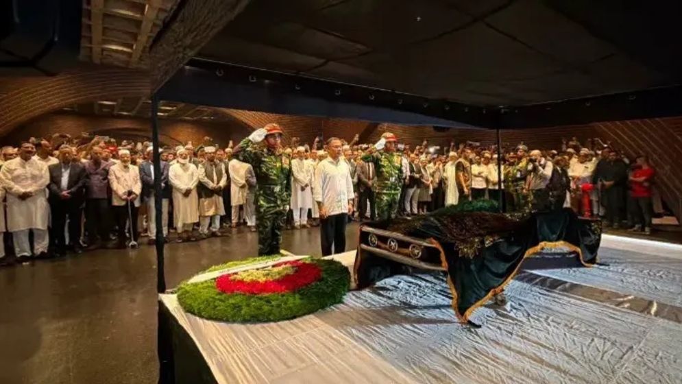 সংসদ ভবন প্রাঙ্গণে চিরনিদ্রায় শায়িত ব্যারিস্টার জমির উদ্দিন সরকার