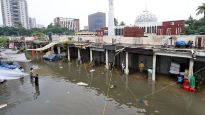 জলাবদ্ধতায় বন্ধ ঢাকা নিউ মার্কেটের সব দোকানপাট