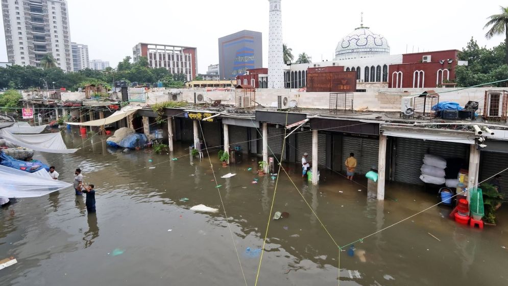 জলাবদ্ধতায় বন্ধ ঢাকা নিউ মার্কেটের সব দোকানপাট