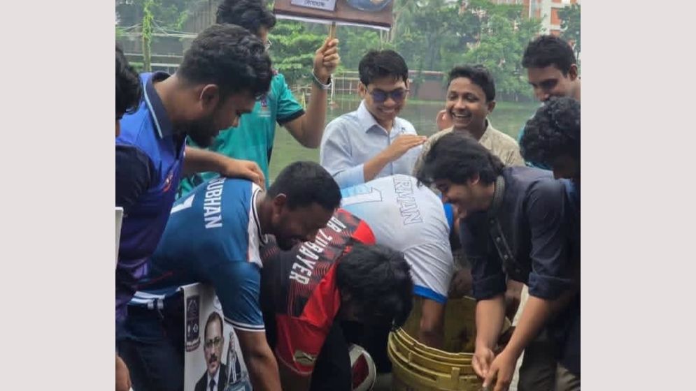 ২ কোটি টাকার সংস্কারকাজে বিলম্ব, খেলার মাঠে মাছ ছেড়ে ডাকসুর প্রতিবাদ
