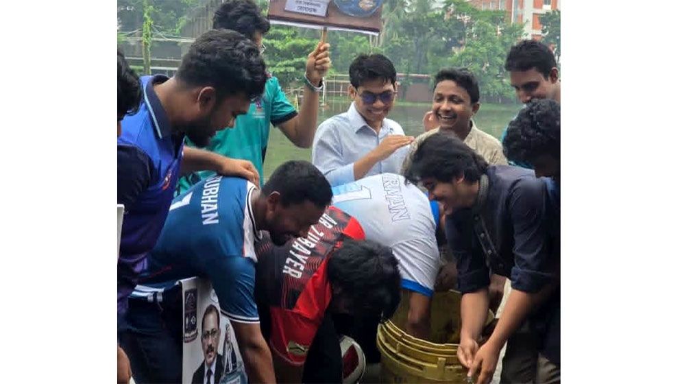 খেলার মাঠে মাছ ছেড়ে ডাকসুর প্রতীকী প্রতিবাদ