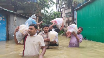 সাতকানিয়ায় বন্যার্ত মানুষের পাশে ছাত্রদল নেতা তৌহিদুল ইসলাম