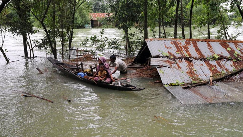 বন্যা-পাহাড়ধসে মৃত্যু বেড়ে ৫৪, পানিবন্দি দেড় লাখ পরিবার