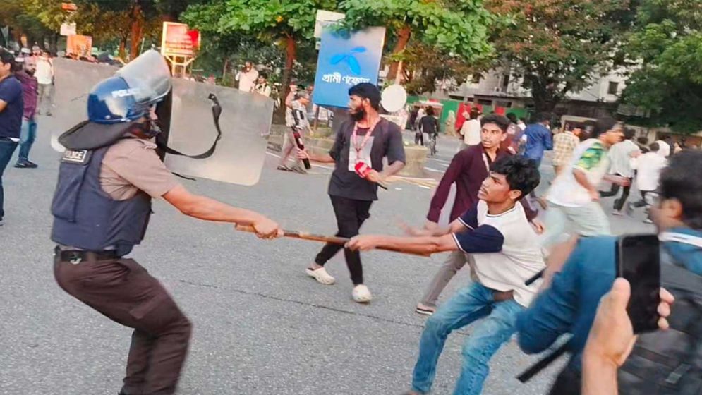 সংসদ ভবন এলাকায় শিক্ষার্থীদের ছত্রভঙ্গ করতে পুলিশের লাঠিচার্জ