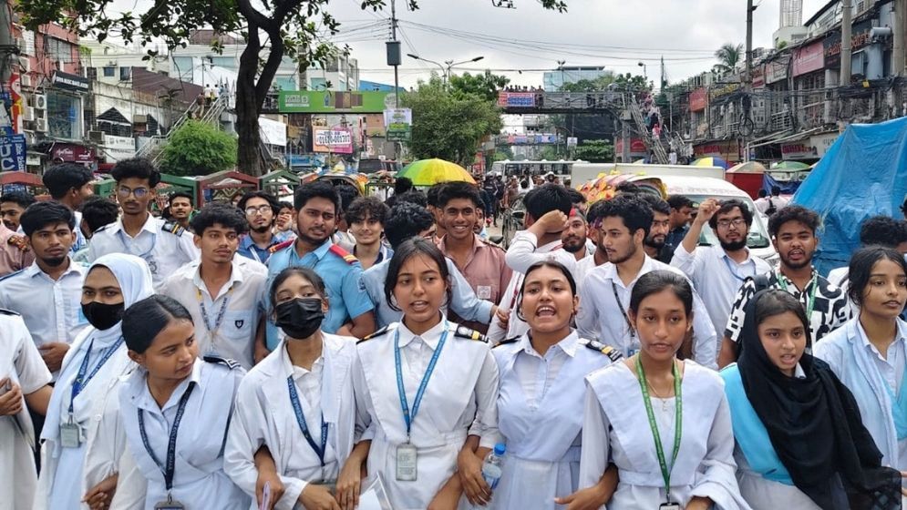 সচিবালয়ের পথে শিক্ষার্থীদের লংমার্চ, নিরাপত্তা জোরদার