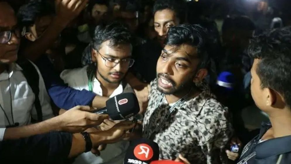 সড়ক ছাড়লেন শিক্ষার্থীরা, রাতের মধ্যে শর্ত না মানলে কাল লংমার্চ