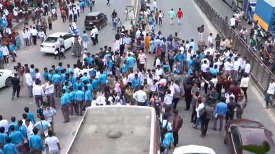 শিক্ষামন্ত্রীর পদত্যাগের দাবিতে উত্তরায় শিক্ষার্থীদের সড়ক অবরোধ, যান চলাচল বন্ধ