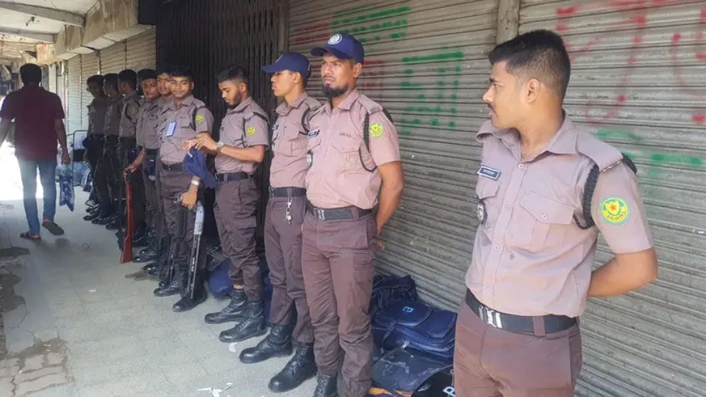আন্দোলন ও লংমার্চের ডাক ঘিরে সায়েন্সল্যাব মোড়ে সতর্ক পুলিশ