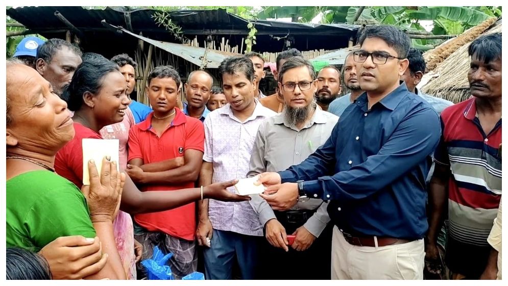 ঠাকুরগাঁওয়ে বজ্রপাতে নিহত বাবা-ছেলের পরিবারকে আর্থিক সহায়তা