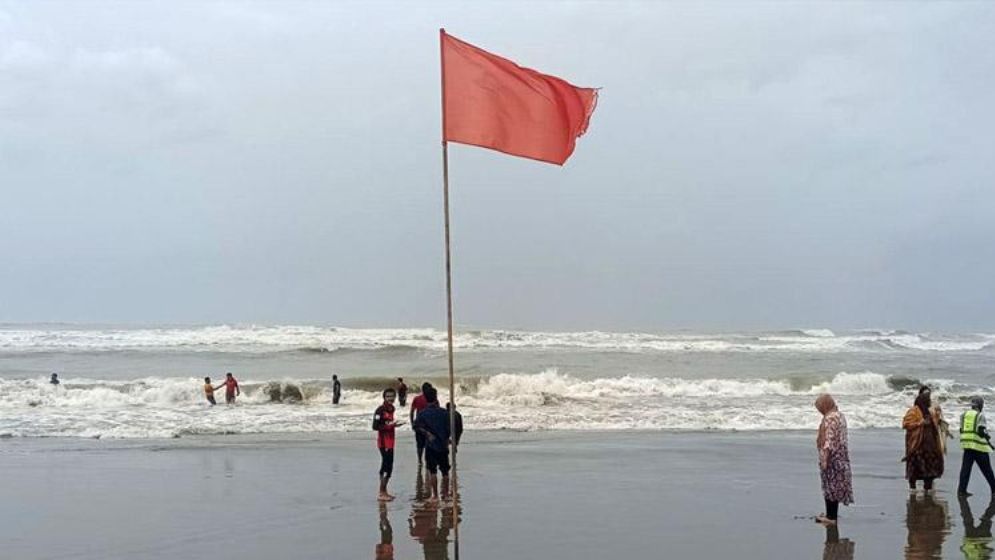 উত্তর বঙ্গোপসাগরে বৈরী আবহাওয়া, চার সমুদ্রবন্দরে ৩ নম্বর সতর্কসংকেত