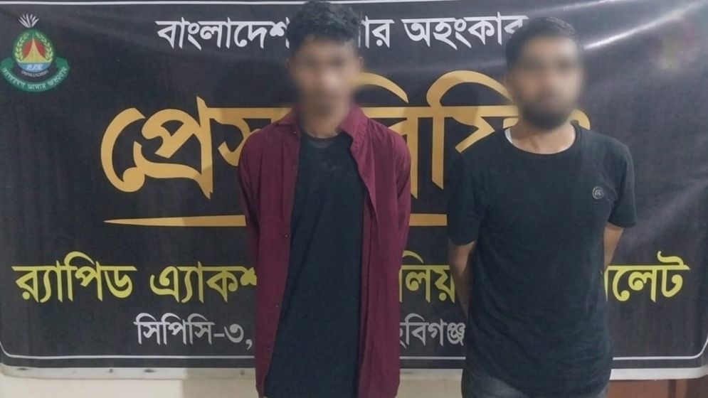 পুলিশের পোশাকে মহাসড়কে ডাকাতি, র‍্যাবের হাতে তিন ডাকাত গ্রেপ্তার