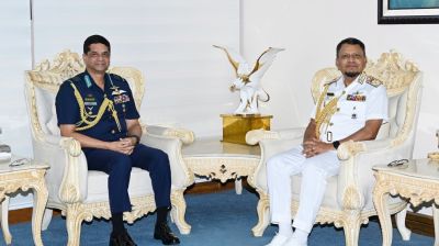 বিমান বাহিনী প্রধানের সঙ্গে বিদায়ী সাক্ষাৎ করলেন নৌবাহিনী প্রধান