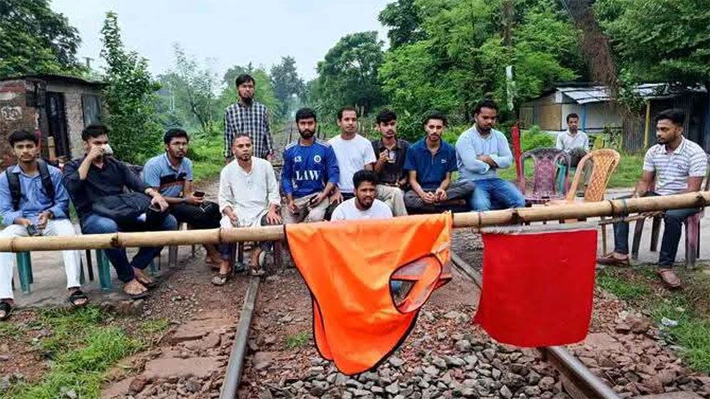 রাবি শিক্ষার্থীদের অবরোধে রাজশাহীর রেল চলাচল বন্ধ