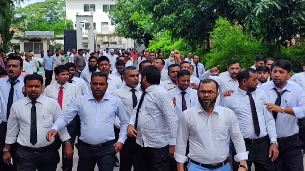 বিচারকের অপসারণ দাবিতে গোপালগঞ্জে আইনজীবীদের বিক্ষোভ