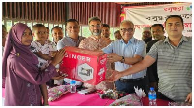 সুন্দরগঞ্জে ২০ নারীর হাতে বসুন্ধরা গ্রুপের সেলাই মেশিন, নতুন স্বপ্ন দেখছেন মাসুমারা