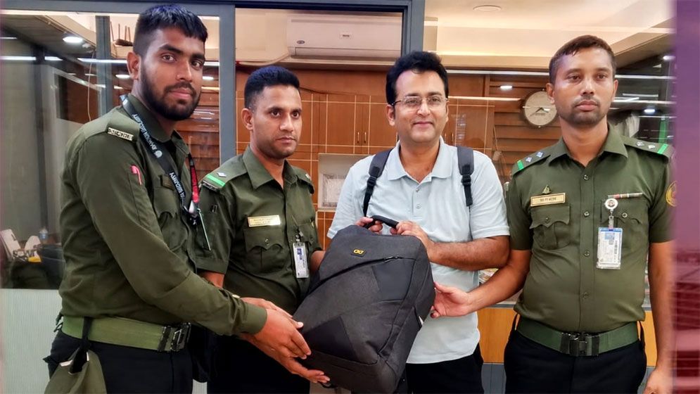 আনসারের তৎপরতায় হারানো ব্যাগ ফিরে পেলেন প্রবাসী