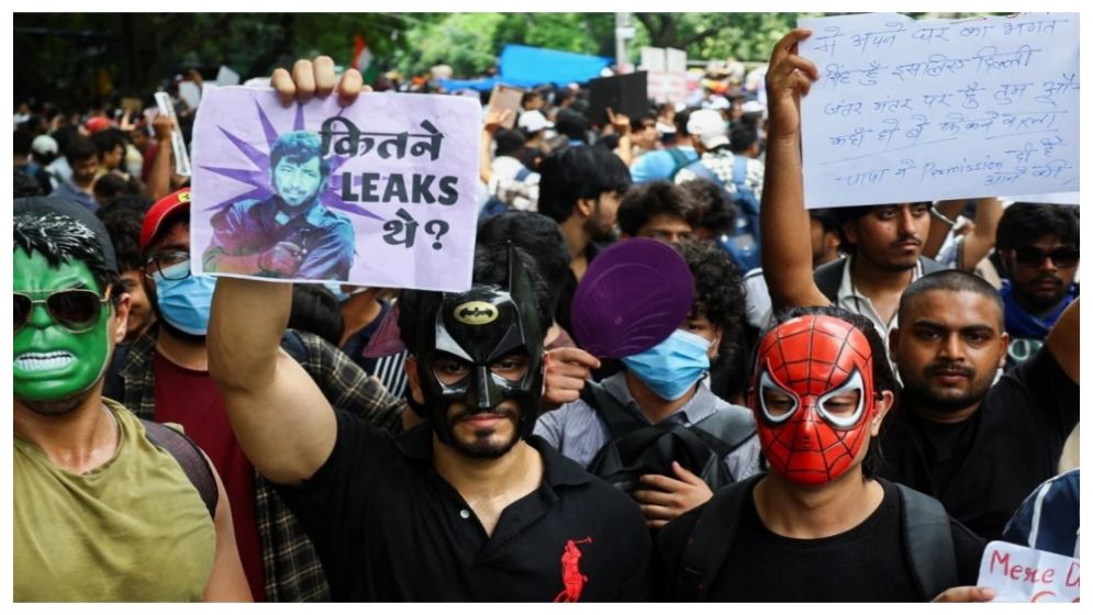 মোদির তেলাপোকা-বিপদ এখনও কাটেনি