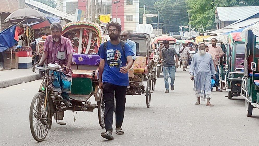 পরিবেশের বার্তা নিয়ে হেঁটে টেকনাফ থেকে তেঁতুলিয়া যাত্রা ফাহিমের