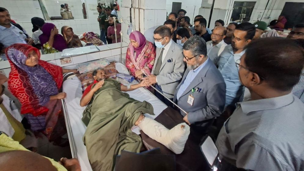 মিরপুরে দেয়াল ধসের আহতদের দেখতে হাসপাতালে স্বাস্থ্যমন্ত্রী, চিকিৎসার সব ব্যয় বহনের ঘোষণা