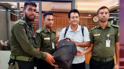 আনসারের তৎপরতায় হারানো ব্যাগ ফিরে পেলেন প্রবাসী