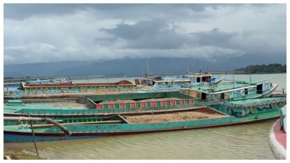 সুনামগঞ্জে চাঁদাবাজির প্রতিবাদে নৌ পরিবহন ধর্মঘট, স্থবির পাথর-কয়লা পরিবহন