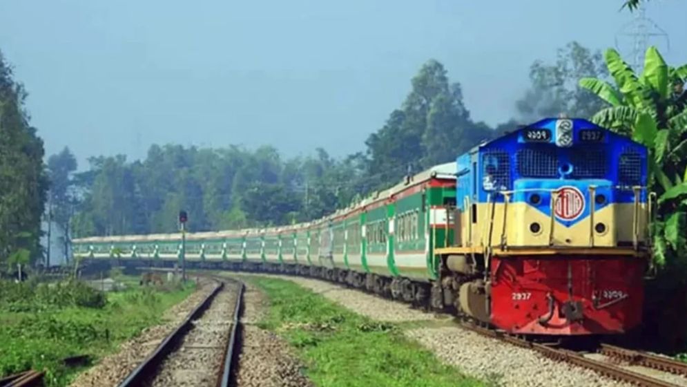 আঁকাবাঁকা নকশায় বাড়তি ১১০ কিলোমিটার রেলপথ, মূল্য দিচ্ছেন যাত্রীরা