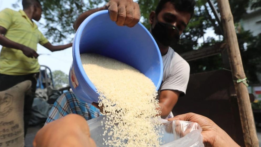 ১৫ টাকা দরে ৩০ কেজি করে চাল পাচ্ছেন ৫৫ লাখ পরিবার
