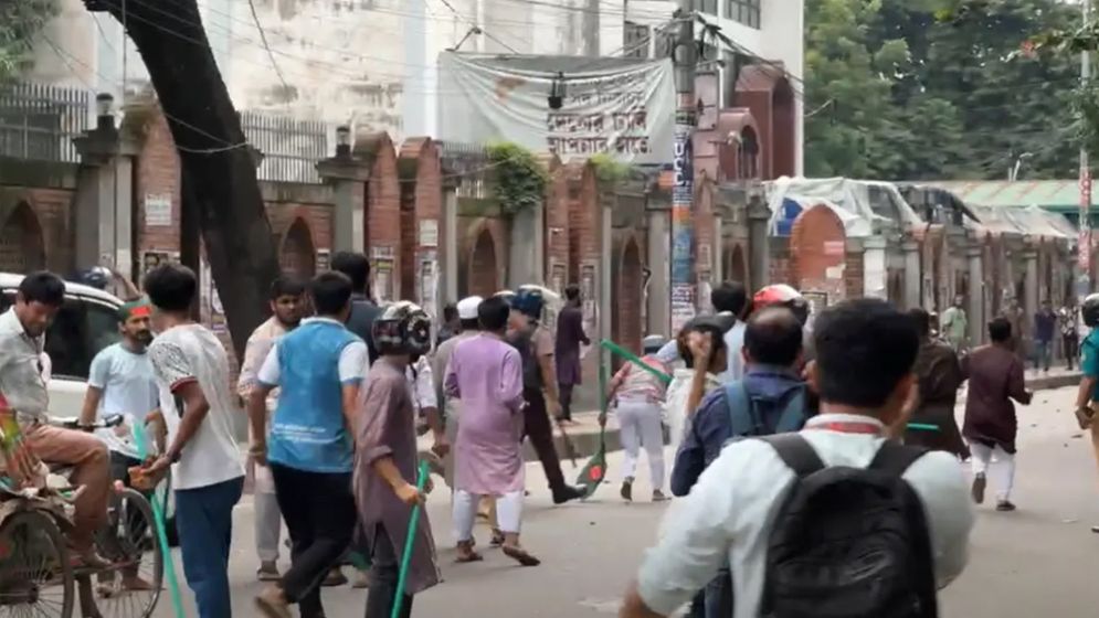 ঢাকা আলিয়া মাদরাসায় ছাত্রদল-শিবির দফায় দফায় সংঘর্ষ