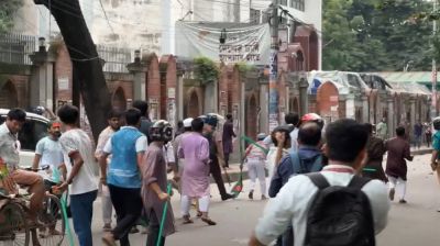 ঢাকা আলিয়া মাদরাসায় ছাত্রদল-শিবির দফায় দফায় সংঘর্ষ