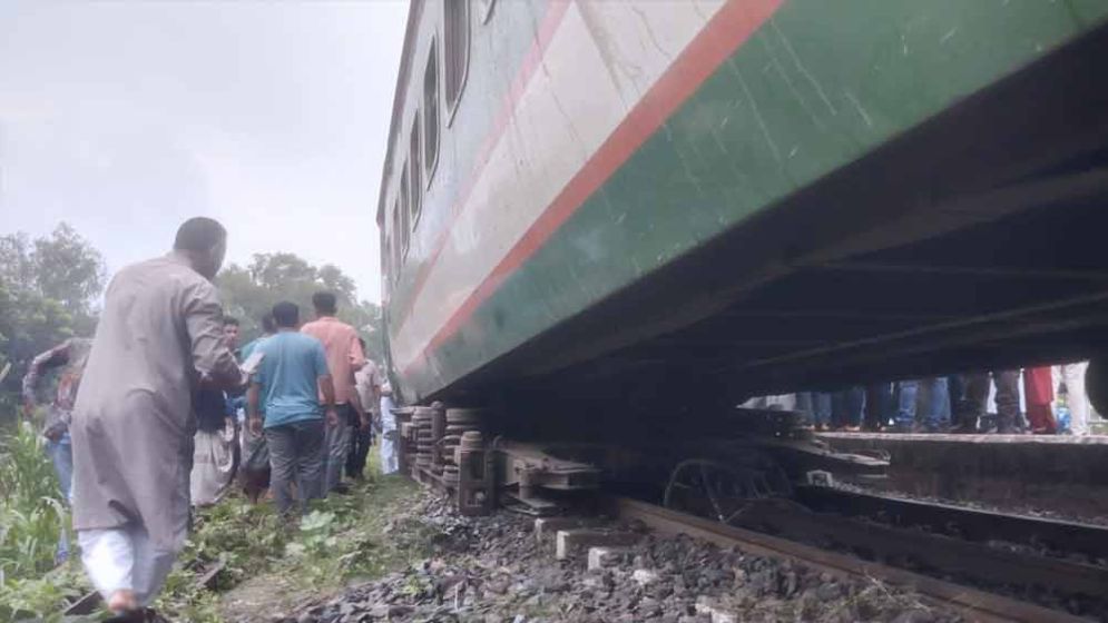 সিরাজগঞ্জে ট্রেন লাইনচ্যুত, ঢাকার সঙ্গে উত্তরবঙ্গের যোগাযোগ বন্ধ
