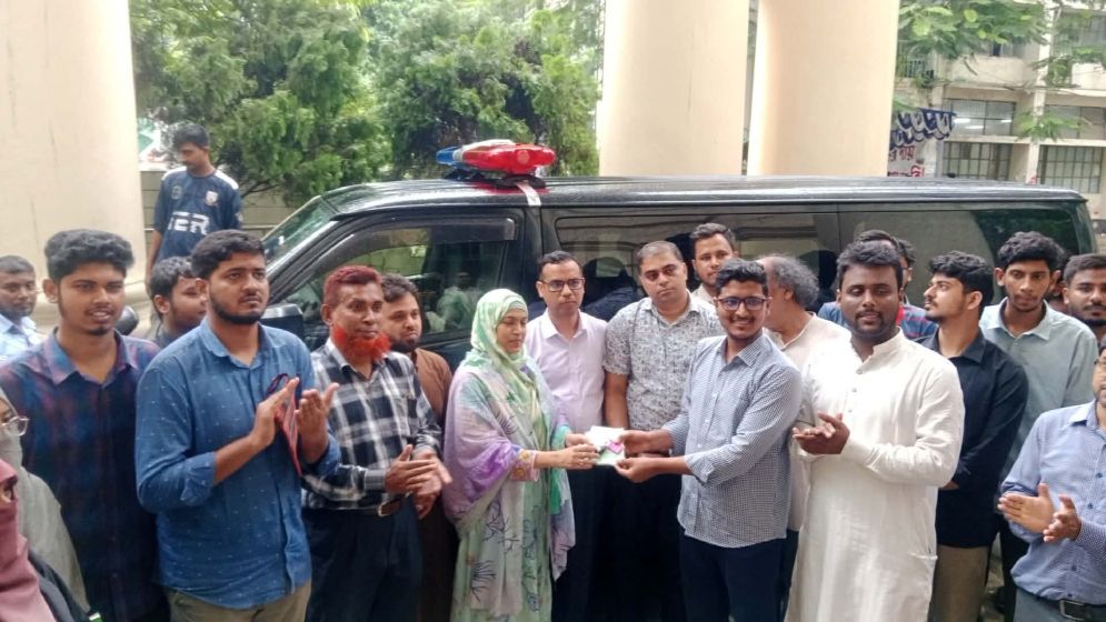 শিক্ষার্থীদের জরুরি স্বাস্থ্যসেবায় জবিকে অ্যাম্বুলেন্স উপহার দিল জকসু