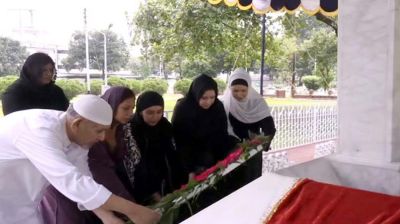 জাইমাকে নিয়ে বাবার কবরে শ্রদ্ধা জানালেন জুবাইদা রহমান
