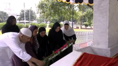 মাহবুব আলী খানের সমাধিতে ডা. জুবাইদা ও জাইমা রহমানের শ্রদ্ধা